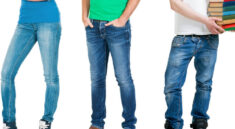 デニムを履いている男女