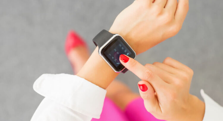 スマートウォッチで電卓を触る女性
